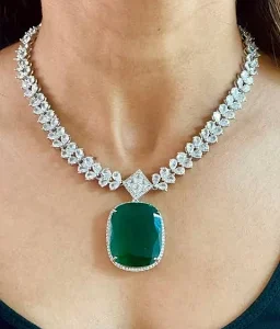 oval emerald with diamond setting pendant set